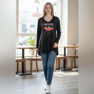 Torrid Black Christmas UFO Graphic Women's Top Size 3 22w-24w Long Sleeve Hoodie